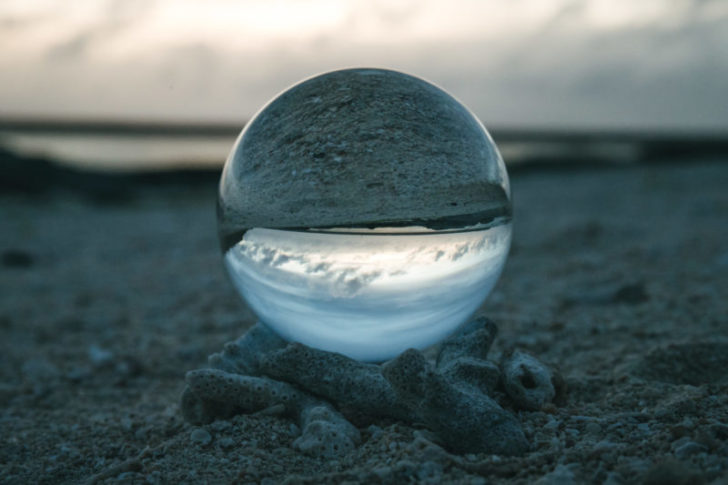 海辺の1個の水晶玉