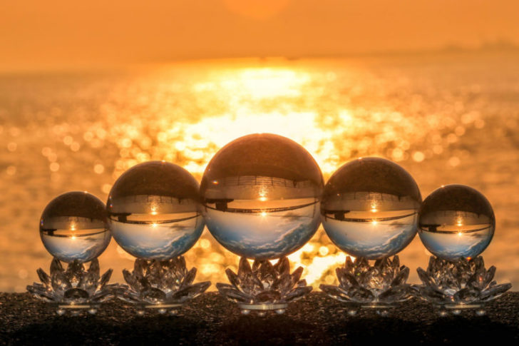 夕日を背景にした５個の水晶玉